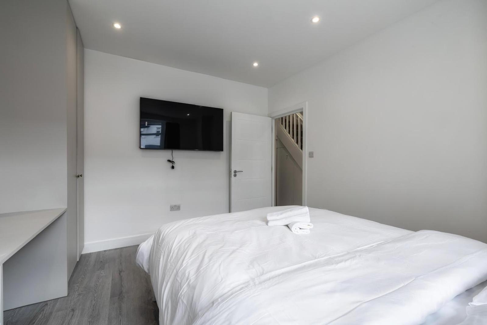Modern Home With Driveway Parking For 2 Vehicles, Near Tottenham Hotspur Stadium, White Hart Lane Train Station Лондон Екстериор снимка