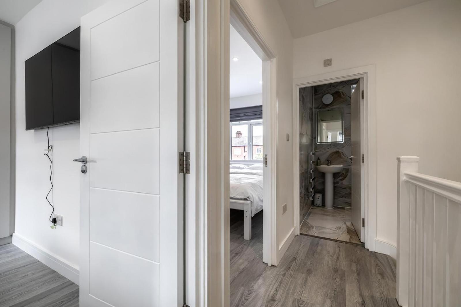 Modern Home With Driveway Parking For 2 Vehicles, Near Tottenham Hotspur Stadium, White Hart Lane Train Station Лондон Екстериор снимка